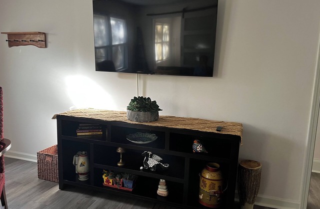 Charming 3-bedroom cottage in serene Scottdale with AC, WiFi