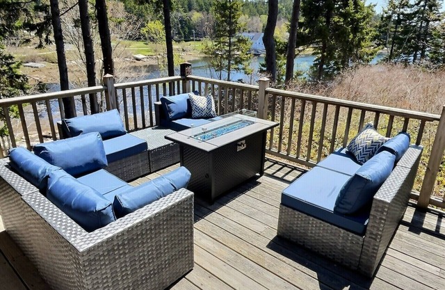 Charming 3-bedroom cottage in Southport with water views and close to Boothbay.