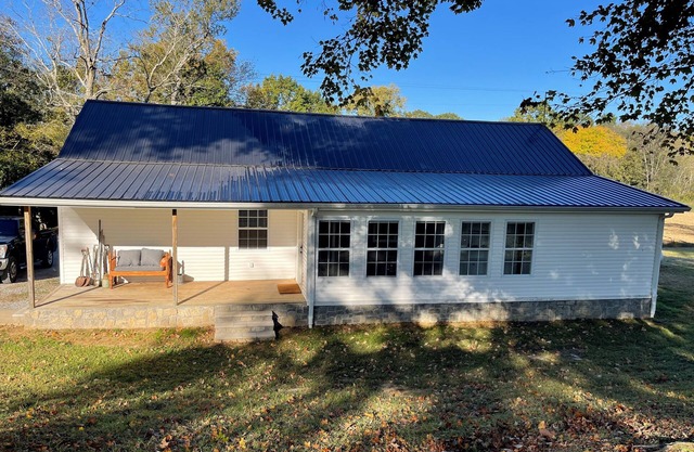 Charming 3-bedroom farmhouse in historic Charlotte, TN
