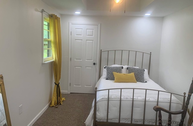 Charming 3-bedroom house with country setting in Goodspring with WiFi, AC