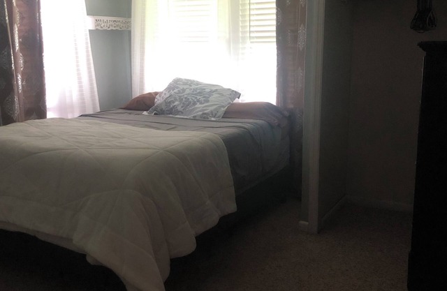 Charming 3-bedroom house with in Portsmouth with spacious backyard!