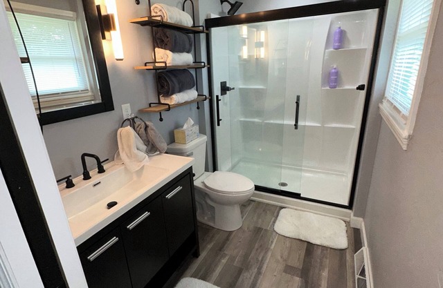 Charming 3-bedroom house with WiFi, AC in lovely Green Bay- close to Lambeau