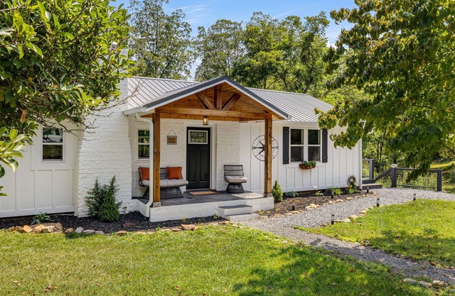 Charming 3-Bedroom Home - Power, Water, Fast WiFi, Firepit, Grill - 25m to AVL