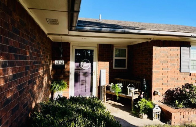 Charming 3-bedroom house with AC and WiFi in a quiet neighborhood.
