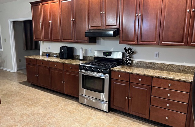 Charming 3-bedroom house in fabulous Lawnside with WiFi, AC
