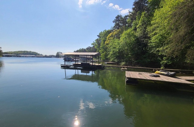 Charming 3 Bedroom Lakeside Cottage with Dock.