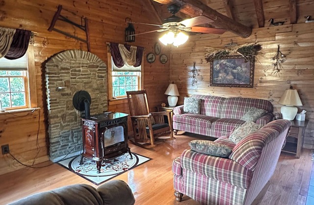 Charming 3-bedroom log cabin in Elk County