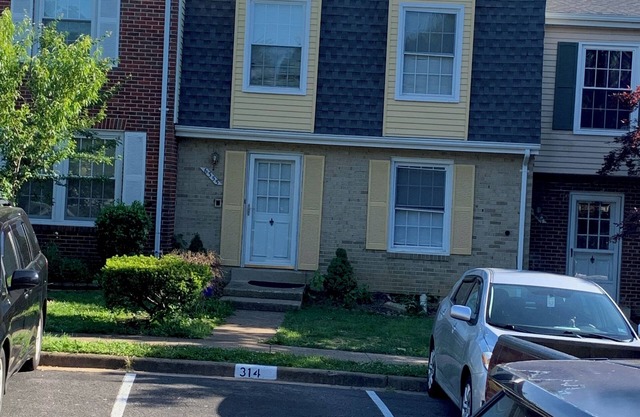 Charming 3-bedroom townhome with WiFi, fitness room in Alexandria
