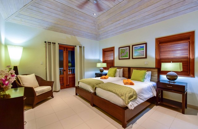 Charming 3 Bedroom Townhouse with Pool - On Resort