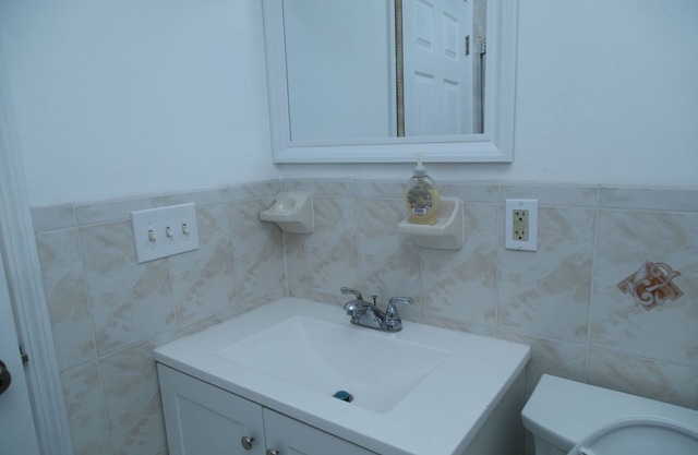 Charming 3-bedroom Urban Escape with AC and WiFi near Newark Airport