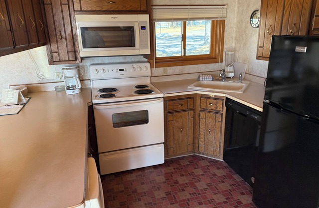 Charming 3-bedroom cabin with WiFi, fitness room in Breezy Point