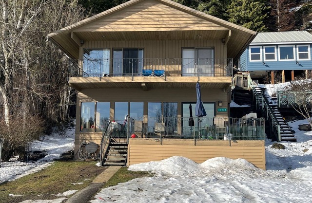 Charming 3-bedroom cabin with WiFi and AC On Newman Lake