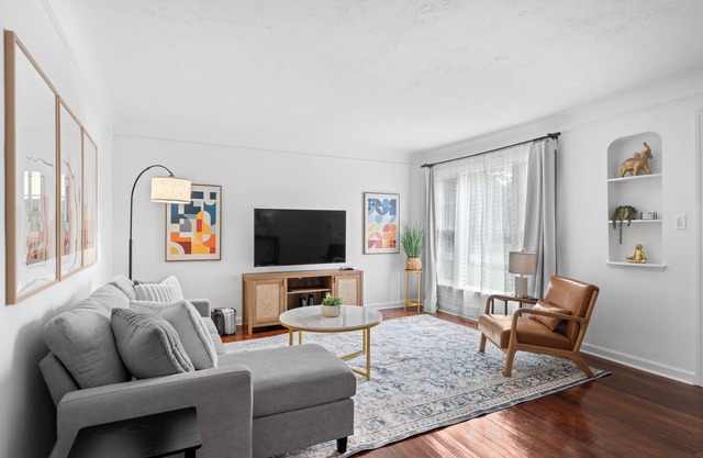 Charming 3-bedroom house with WiFi and AC in South Euclid near Cleveland Clinic