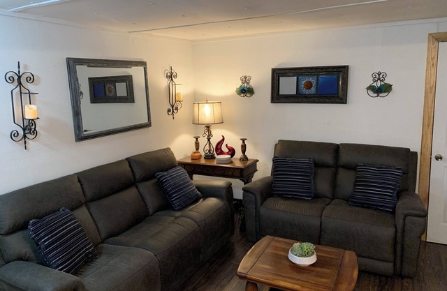 Charming 3-bedroom mobile home with Starlink WiFi in serene area of Stephenville