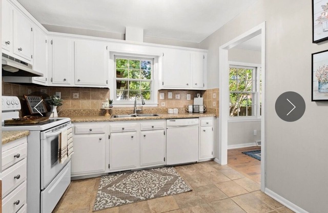 Charming 3-bedroom house with WiFi lrg bkyrd nHeated enclosed porch