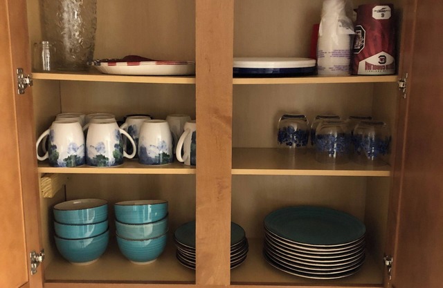 Charming 3 BR park-side Home w/King bed, WiFi, Full Kitchen & Fenced backyard