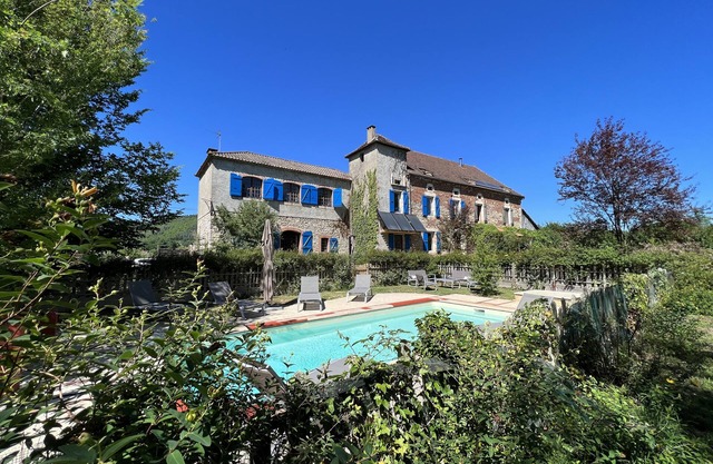 Charming 3-star house with private pool on the riverbank