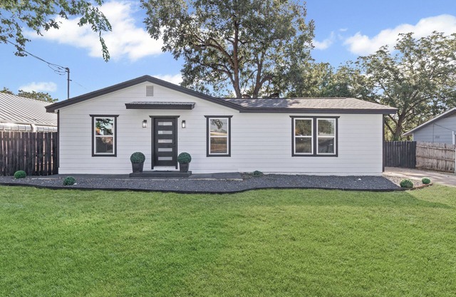 Charming 3BR/2BA Home Near Historic Georgetown Square Sleeps 6 Large Backyard