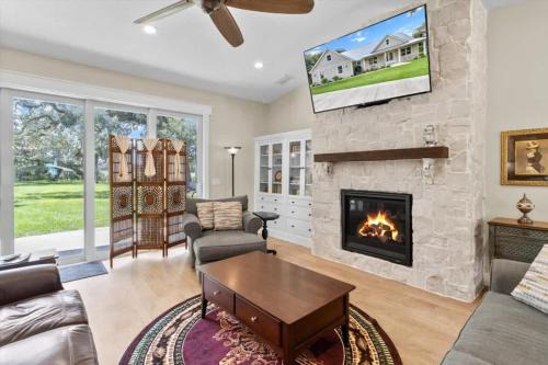 Charming 3BR Waterfront Home - Private - Serene