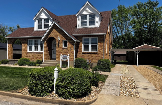 Charming 4-bedroom house in Hermann, MO. Walking distance to downtown venues.