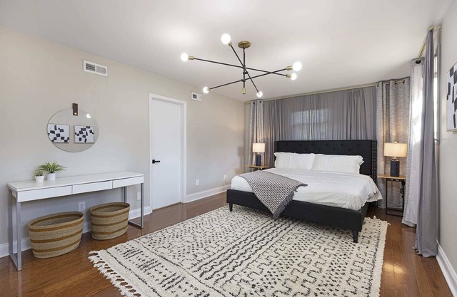 Charming 4 BR in Great Location - SouthPark