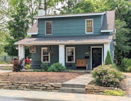 Charming 4 BR W Hot Tub 3 Kings Walk to Downtown