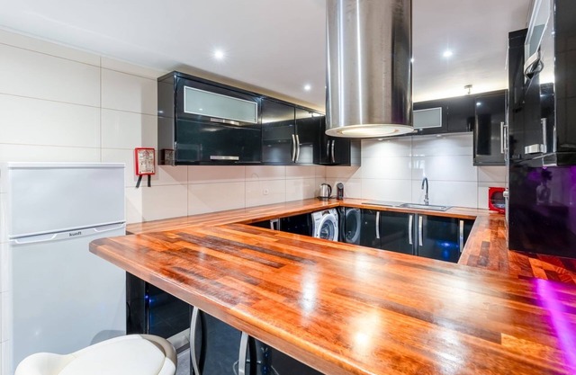 Charming and Comfy 3 BDR House by LovelyStay