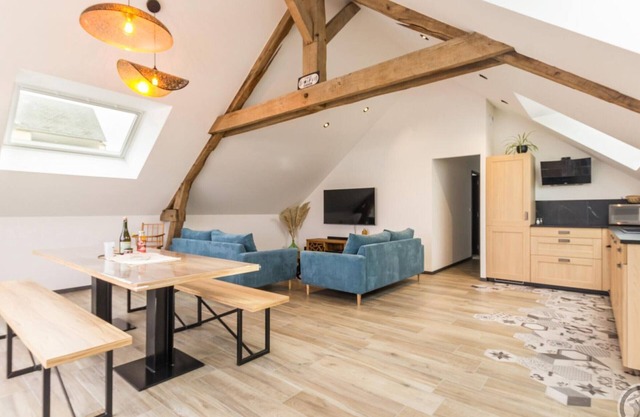 Charming Apartment: Terrace, Patio, BBQ, Baby Gear, Free Parking, Near Mont-Saint-Michel