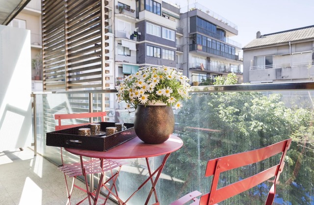 Charming Apartment in the Center w/Balcony for 6