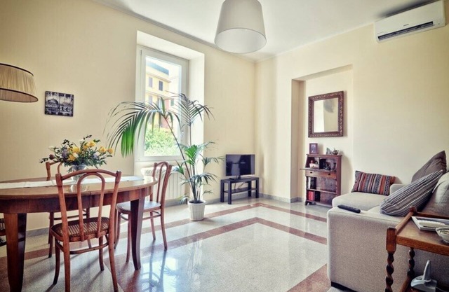 Charming apartment in 1930s villa in quiet, central, green area.