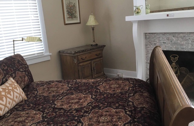 Charming apt in lovely east Forest Hills suburb of Pgh w/AC, WiFi US OPEN