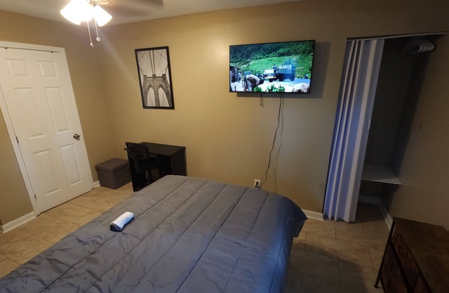 Charming bed & breakfast in terrific Montgomery with WiFi, AC