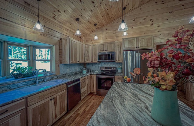 Charming Cabin 3BR/3BA-Family & Pet Friendly!