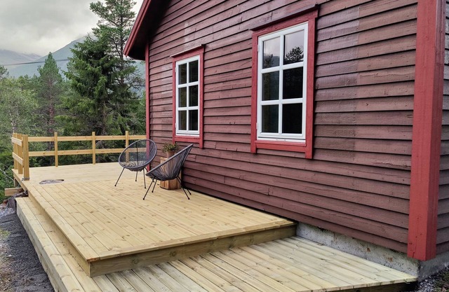 Charming cabin with 3 bedrooms, modern bathroom and kitchen and a large deck