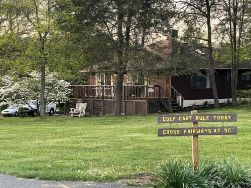 Charming Cabin on Golf Course with Fireplace & Resort Perks in Hedgesville, West Virginia