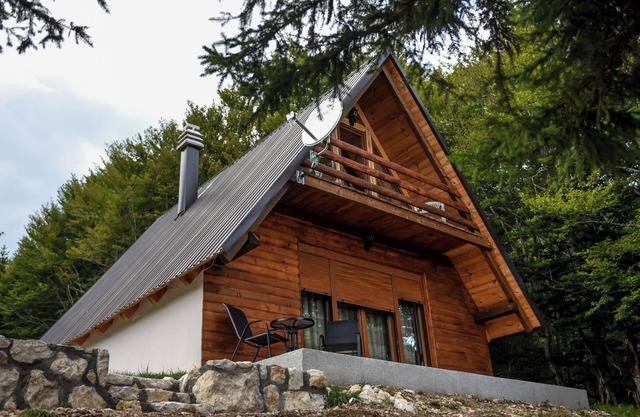 Charming Cabin Steps from Black Lake – Surrounded by Nature