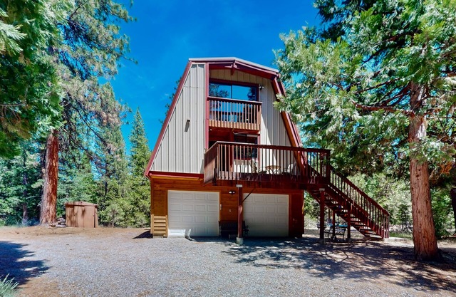 Charming Cabin with Deck and Yard Games and Mountain Views