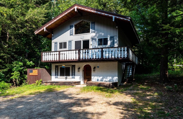 Charming Chalet-minutes from hiking, skiing and Storyland! Great for Families!