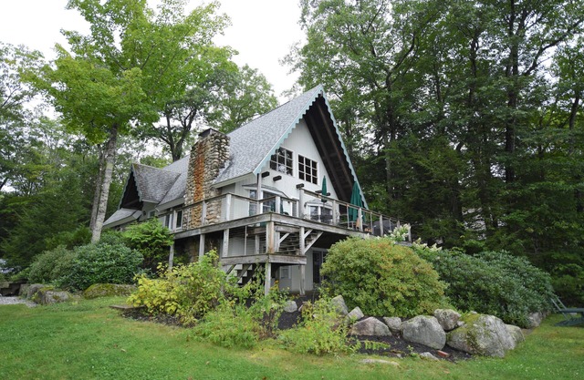 Charming chalet with ample space for the whole family on beautiful Long Lake!