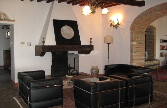 Charming Chianti hilltop house, exceptional views, large swimming pool