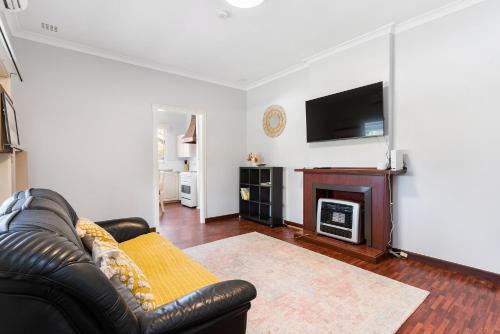 Charming Cloverdale Getaway