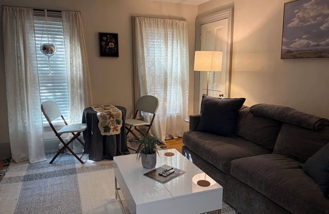 Charming, comfortable 1 Bedroom/1Bath on gorgeous historic street.