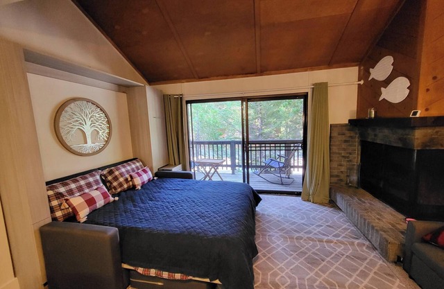 Charming condo in amazing Shaver Lake with Fast WiFi and Hot tub