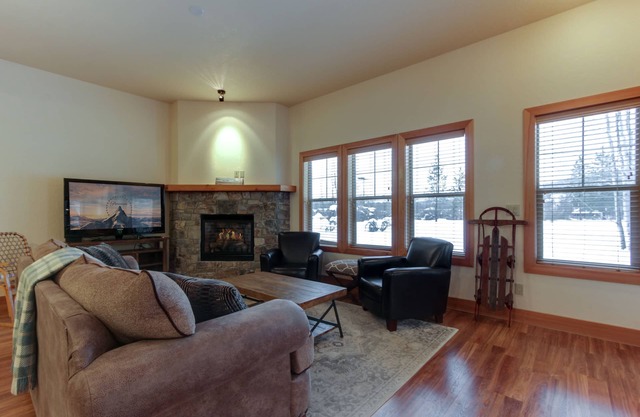 Charming condo with lake access & great location close to skiing & Silverwood