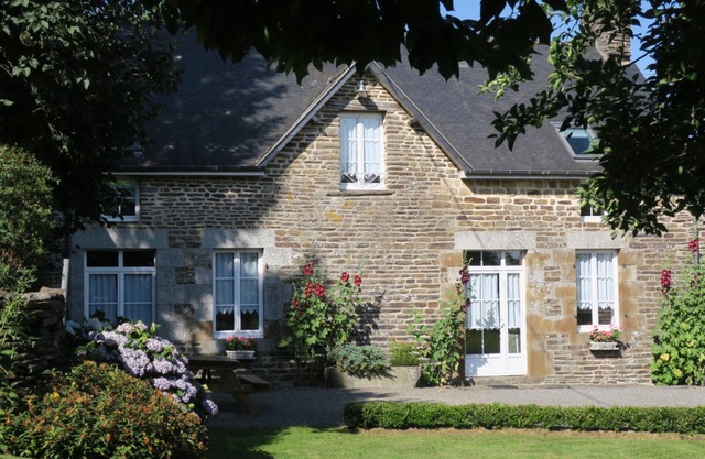 Charming Cottage: Fireplace, Bright Interior, Baby Equipment, Garage, Pet-Friendly, Ideal Location