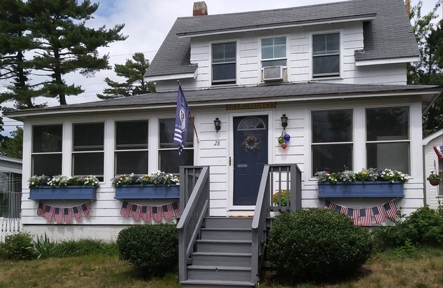 *Charming Cottage 5 min walk to beach & 8 min. walk to pier !