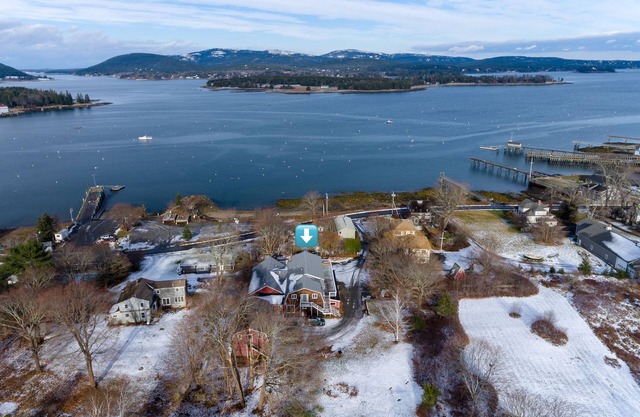 Charming cottage with grill, private deck, and stunning ocean views