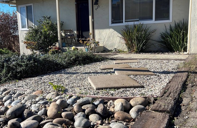 Charming Cottage, Gorgeous Ocean Views with Large Foliage Fenced Backyard