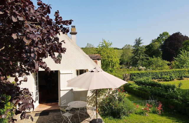 Charming cottage in the countryside, rated 3 stars.