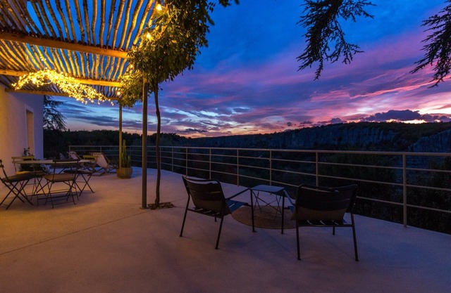Charming cottage, jacuzzi, stunning 180° view on the Ardèche river